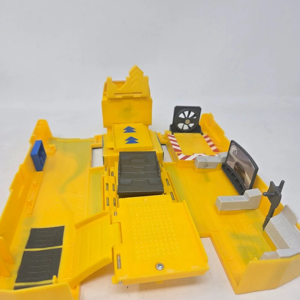 Disney Pixar Cars Dinoco 51 Cruz Ramirez Hauler Transforming Playset Yellow